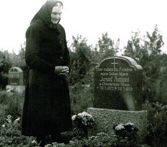 Johanna Antonie geb Kabasz am Grab ihres Mannes